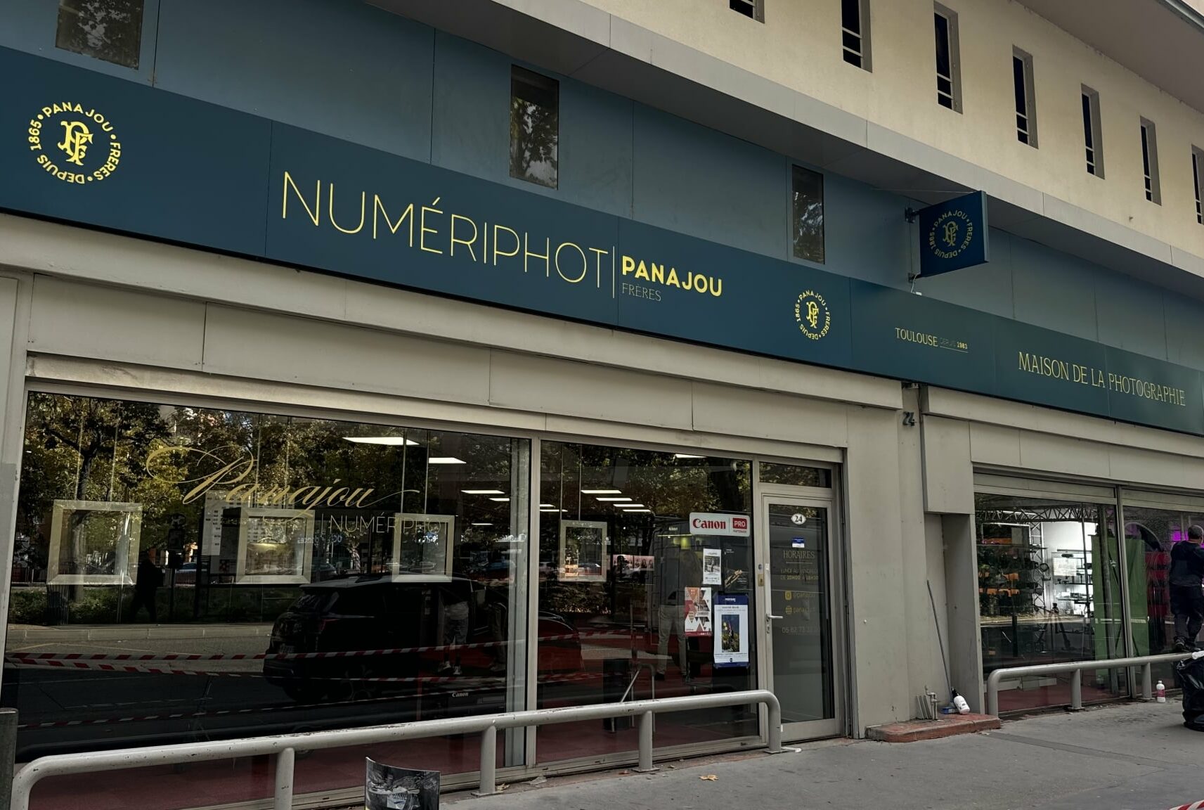 Façade du magasin Numériphot Panajou Frères avec enseigne aluminium et drapeaux latéraux à Toulouse