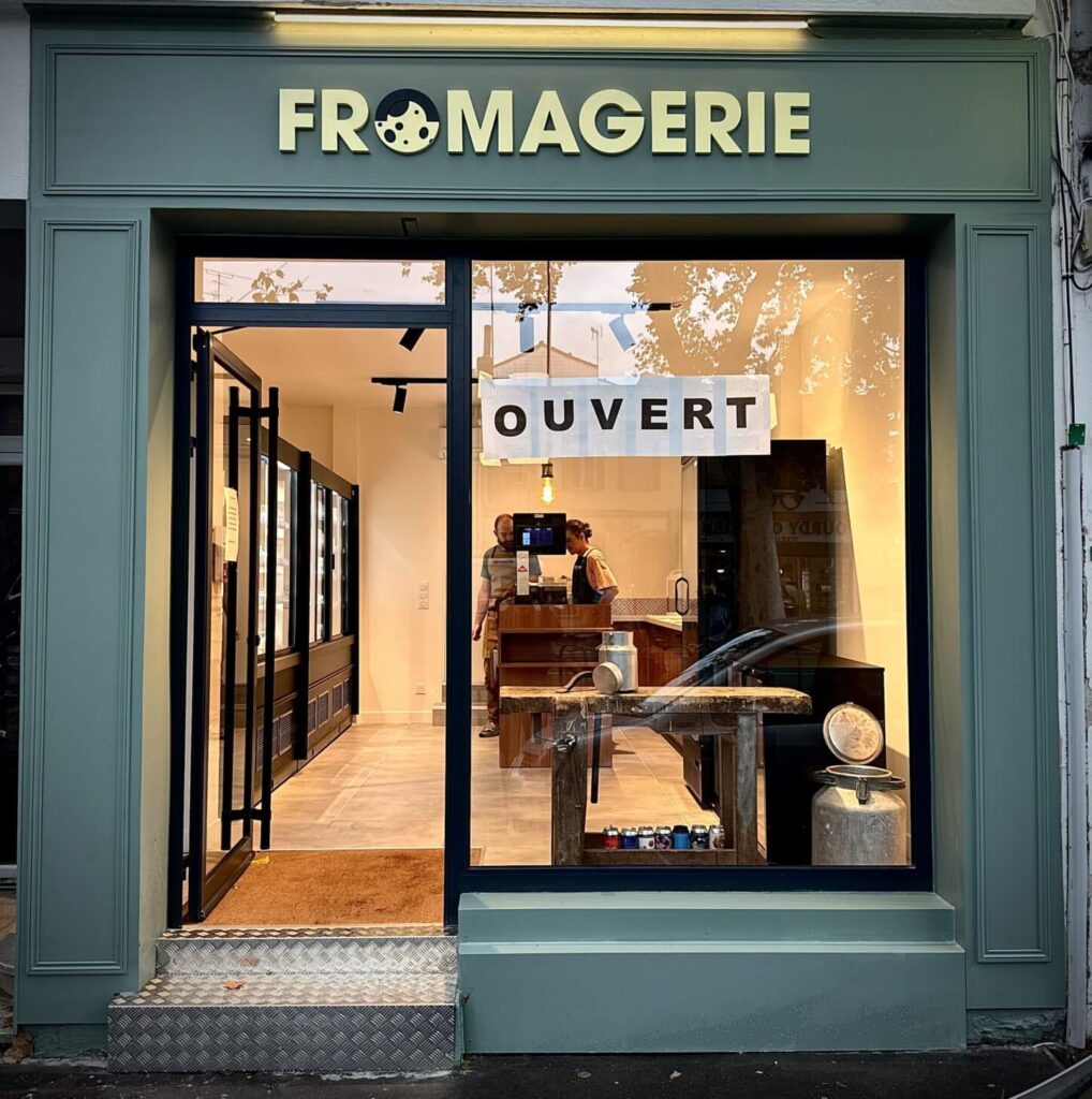 Devanture bois à Toulouse et enseigne