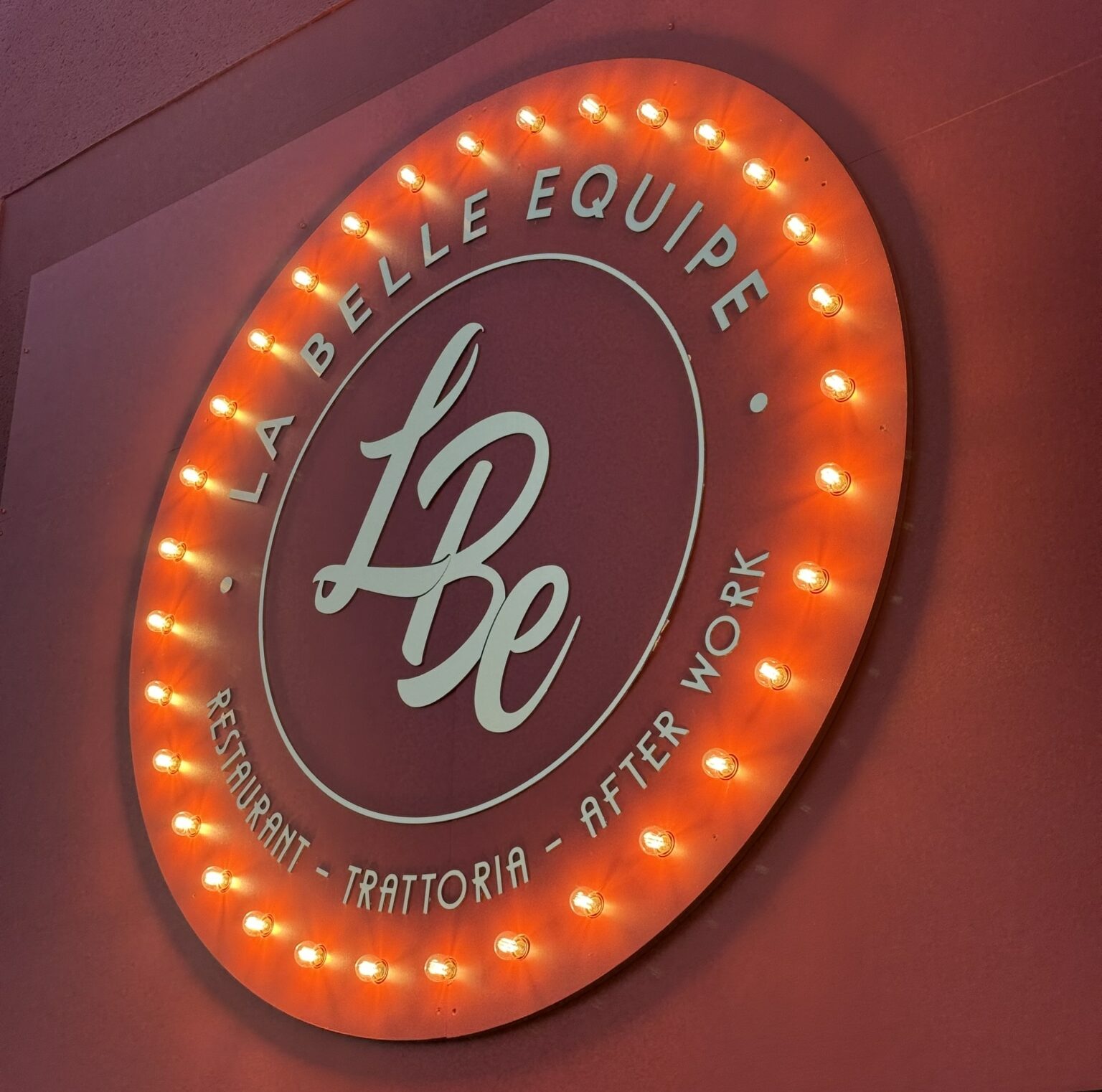 Enseigne lumineuse ronde La Belle Équipe avec ampoules LED style rétro