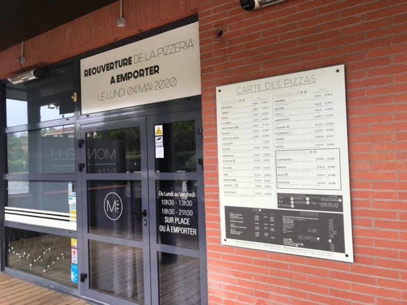 Marquage-vitrine-et-signaletique-pizzeria-scaled-e1588263861379
