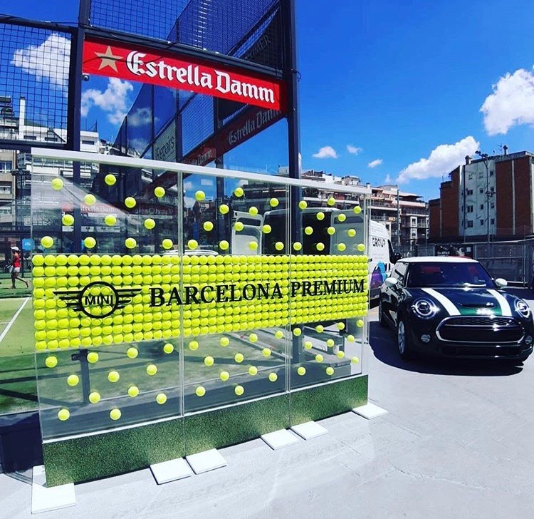 Installation événementielle MINI Barcelona Prémium avec mur de balles de padel et branding vitré