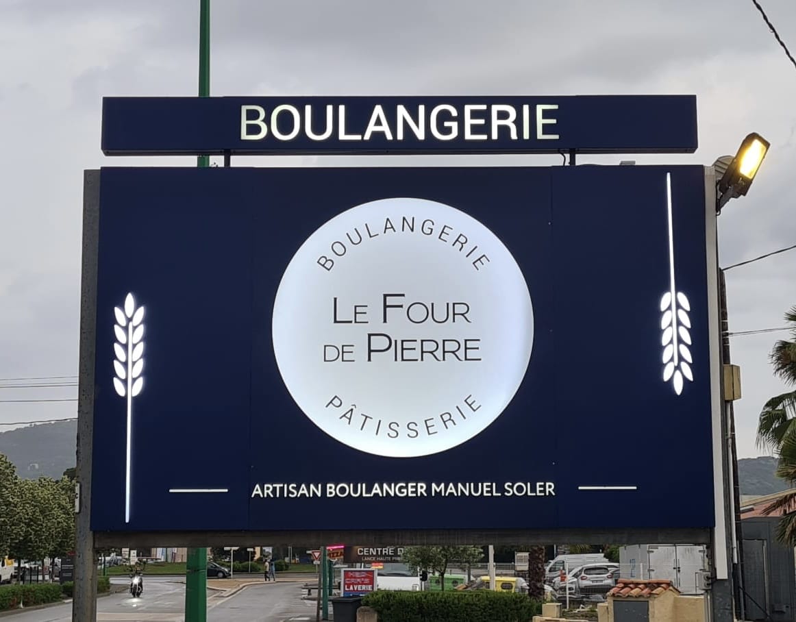 Enseigne lumineuse de la boulangerie Le Four de Pierre à Toulouse avec logo rétroéclairé et signalétique extérieure