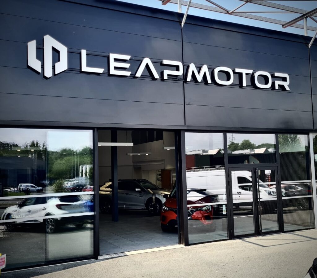 Enseigne lumineuse et signalétique concession automobile