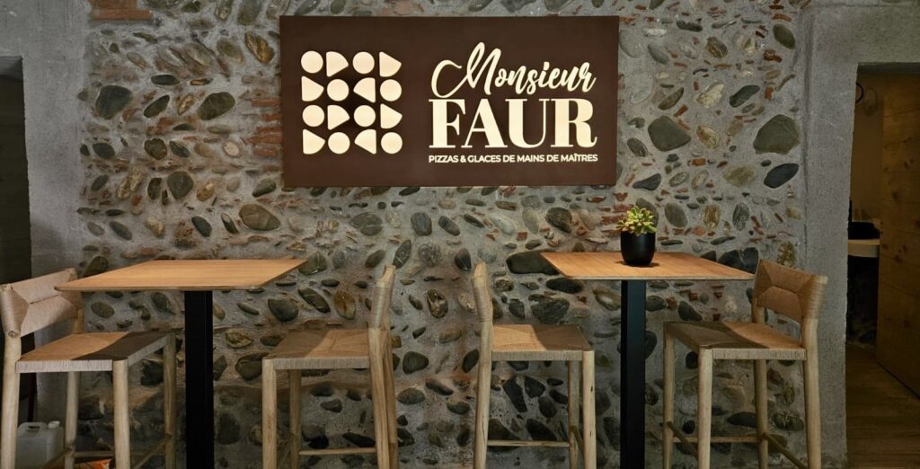 Fabricant enseigne lumineuse pharmacie Toulouse. Réalisation d'enseignes lumineuses, habillage façade et croix de pharmacie à Toulouse.