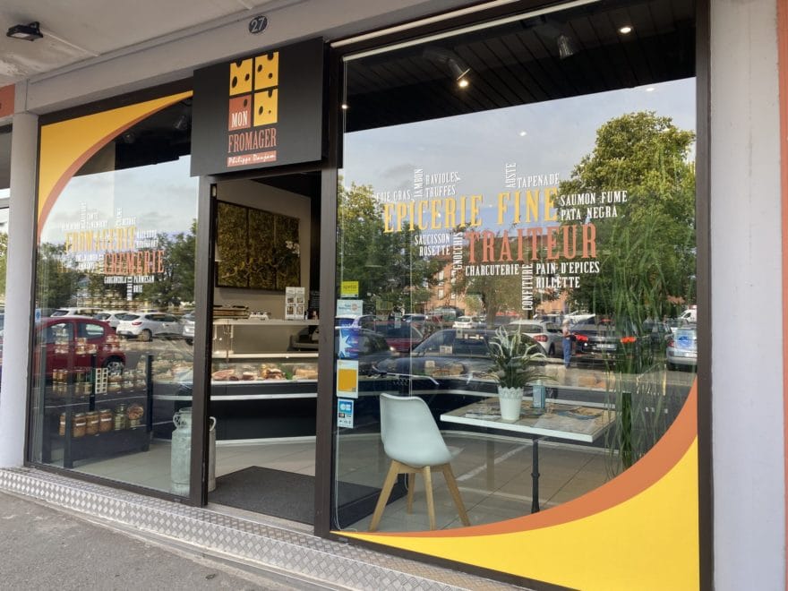 Enseigne-et-marquage-vitrine-a-Toulouse-1-scaled-e1632224229500