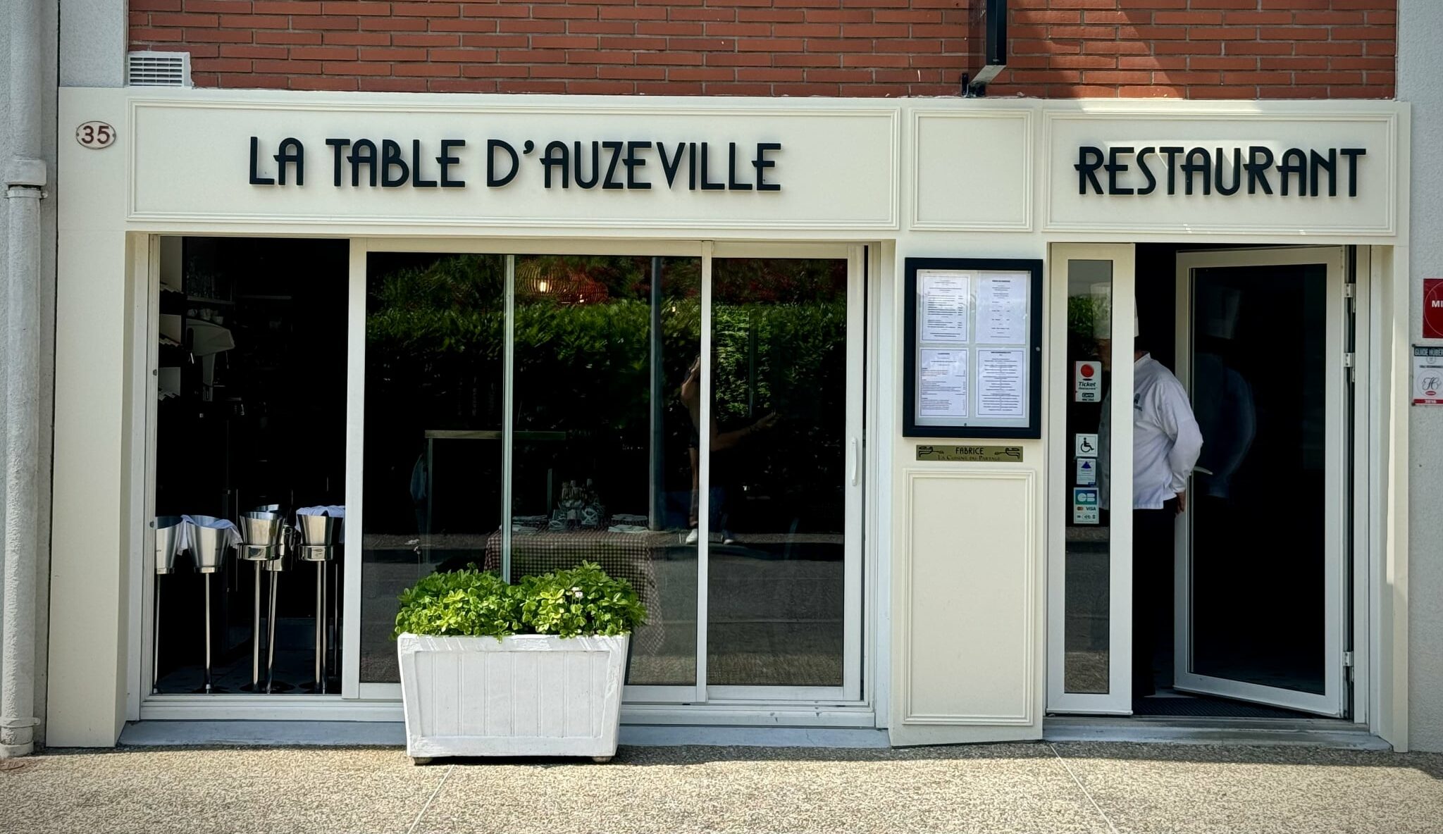 Réalisation d'enseigne lumineuse à Toulouse pour le restaurant La Table d’Auzeville. Habillage de façade bois, enseigne lumineuse.