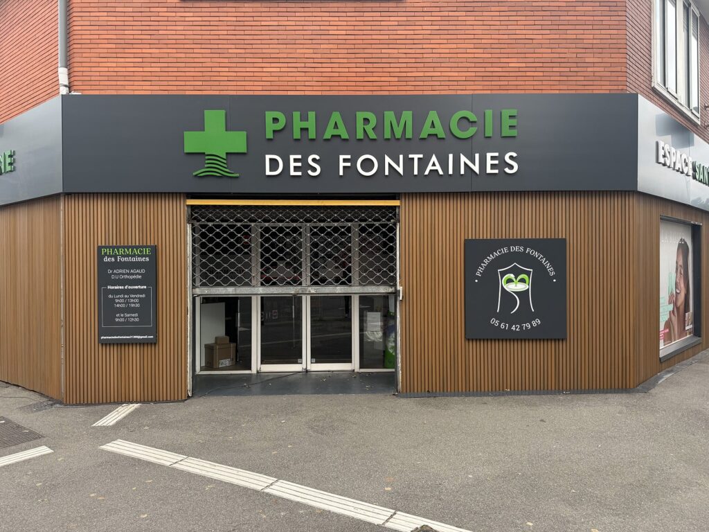 Enseigne lumineuse et habillage façade Pharmacie des Fontaines Toulouse