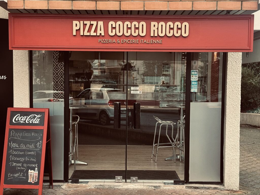 Enseigne lumineuse et flocage vitrine Pizza Cocco Roco