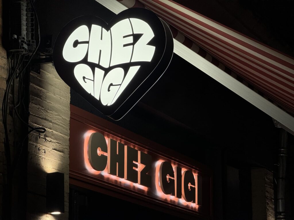 Découvrez notre réalisation d’enseignes lumineuses et décoratives à Toulouse pour le studio Peaches Pilates. Enseigne magasin Toulouse.