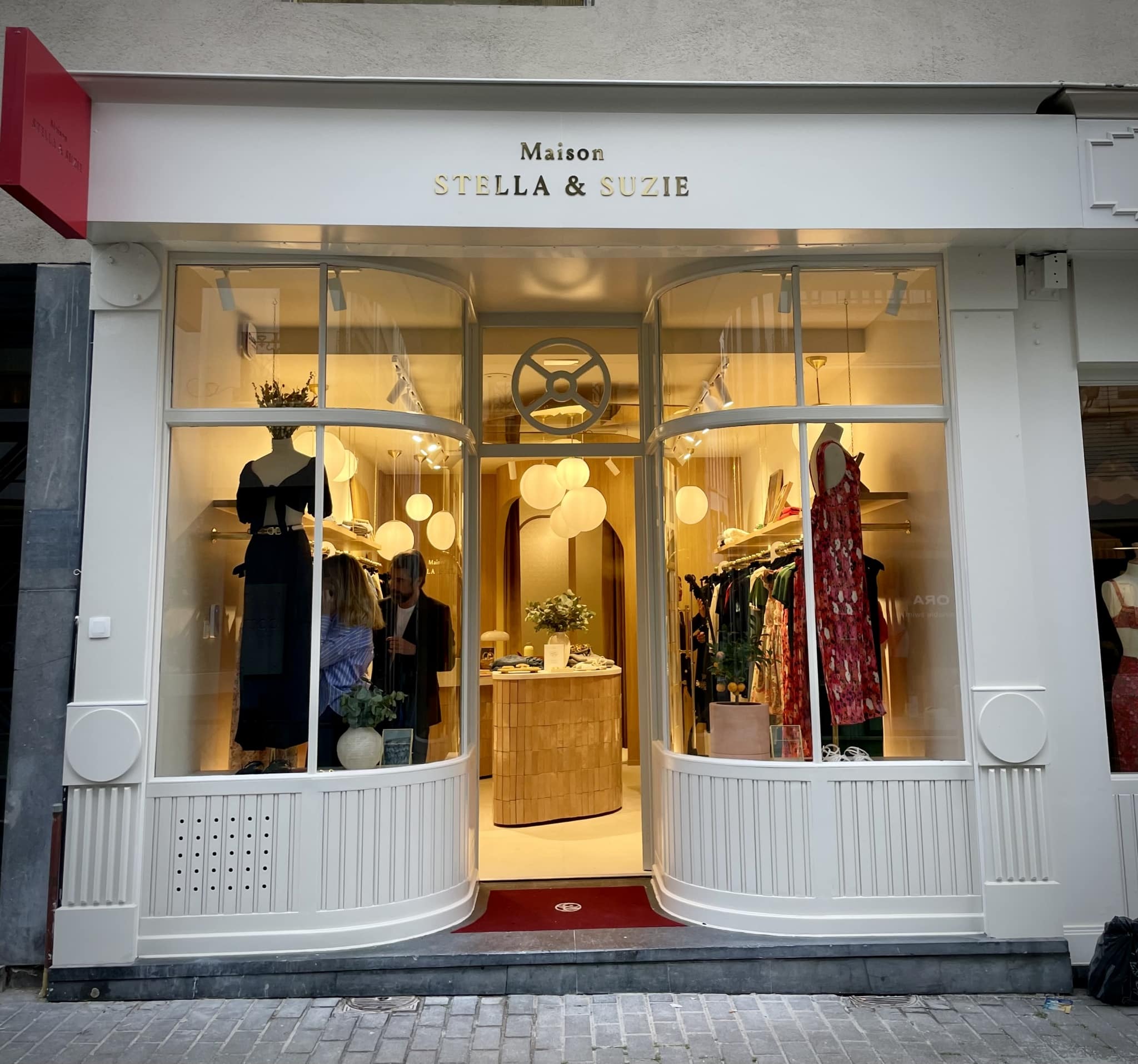 Réalisation d'enseigne lumineuse à Toulouse pour Maison Stella & Suzie. Enseigne drapeau et signalétique intérieure lettres laitons.