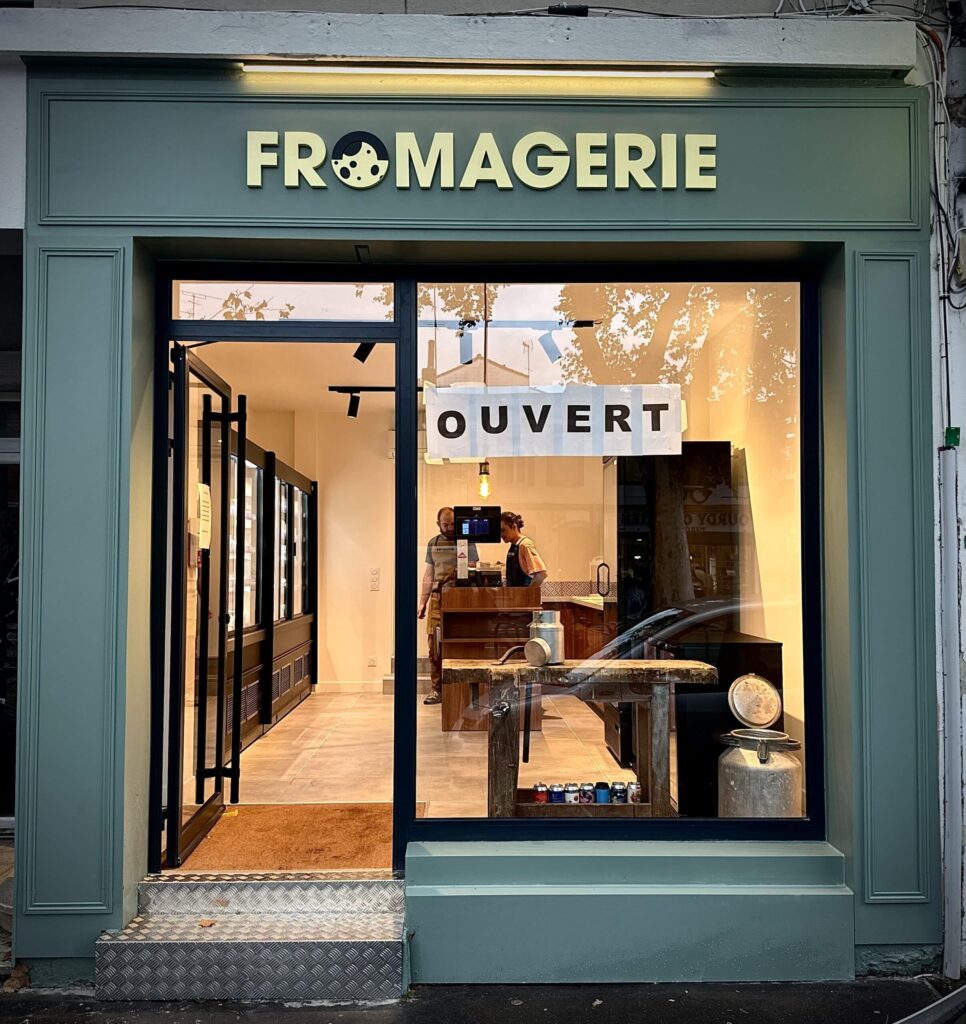 Enseigne lumineuse et habillage façade bois Fromagerie Toulouse