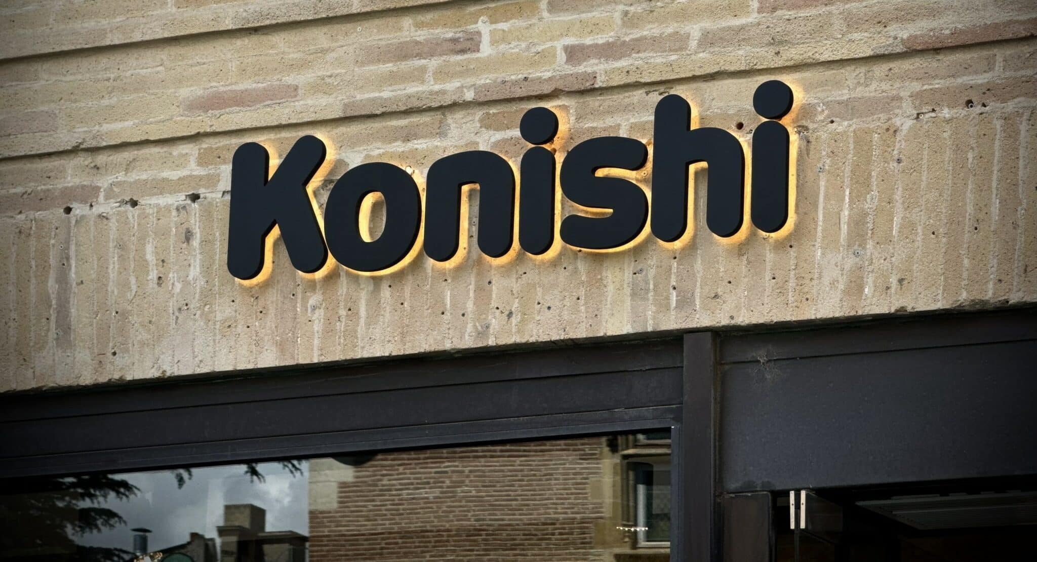 Sign'Enseigne crée et pose l’enseigne lumineuse, le marquage vitrine et la signalétique intérieure du restaurant Konishi à Toulouse.