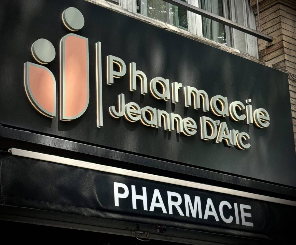 Création et pose d'une enseigne lumineuse pour la Pharmacie Jeanne d’Arc à Toulouse. Lettres rétroéclairées et croix LED.