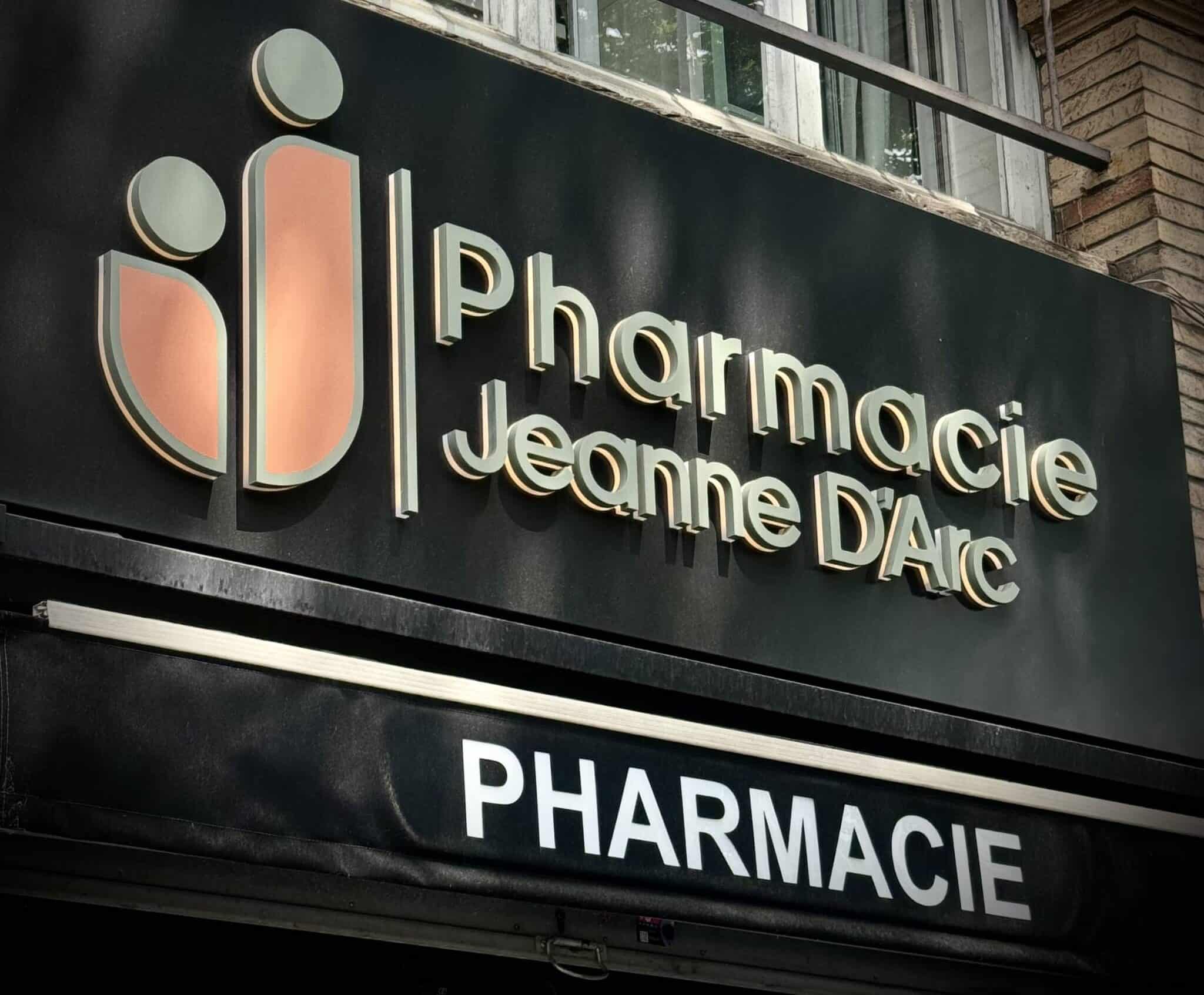 Création et pose d'une enseigne lumineuse pour la Pharmacie Jeanne d’Arc à Toulouse. Lettres rétroéclairées et croix LED.