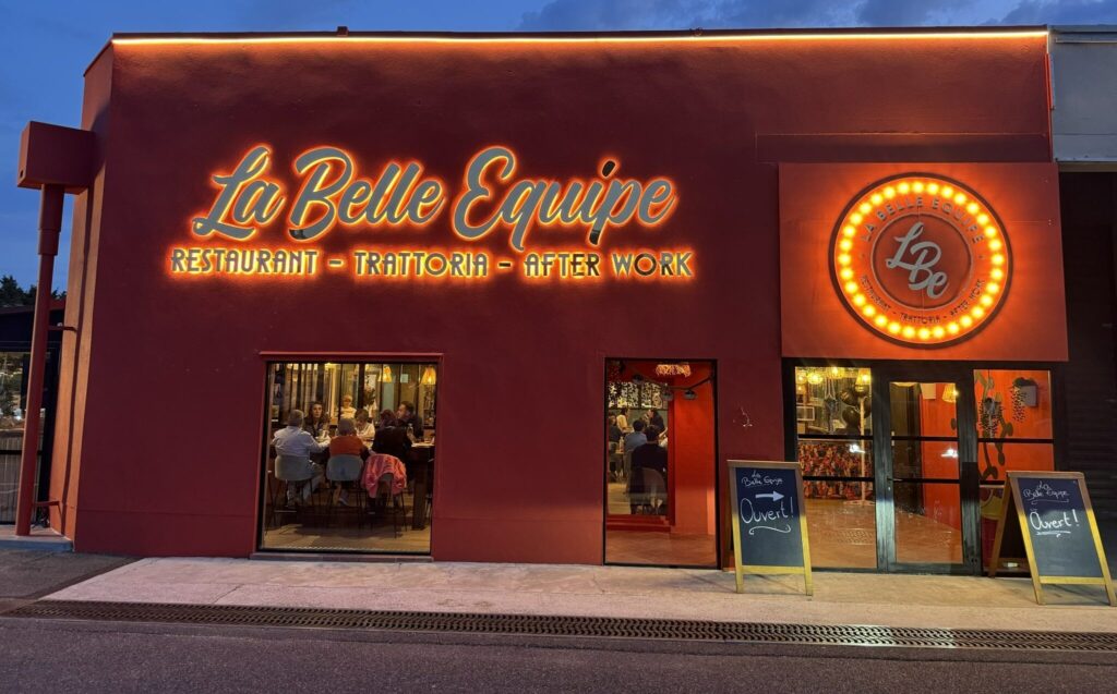 Enseigne lumineuse pour le restaurant La Belle équipe à Toulouse. Création fabrication et pose des enseignes intérieures et extérieures.