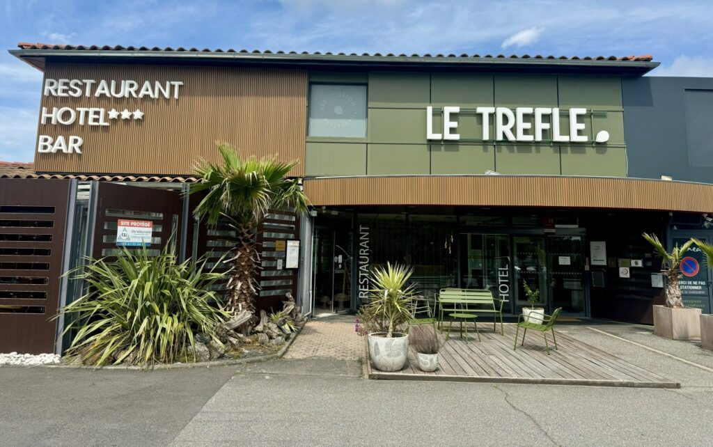 Enseigne Toulouse : habillage façade pour l’hôtel Le Trèfle