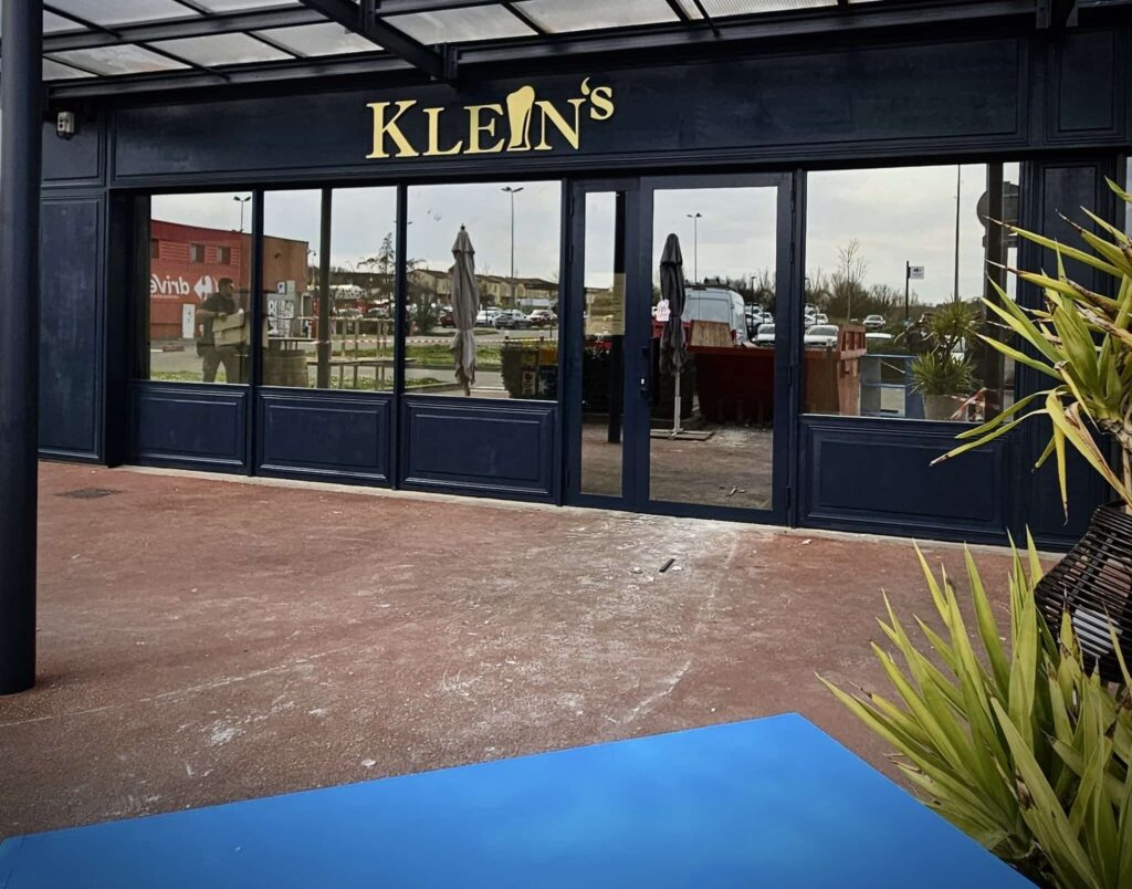 Enseigne lumineuse et habillage façade pub à Toulouse