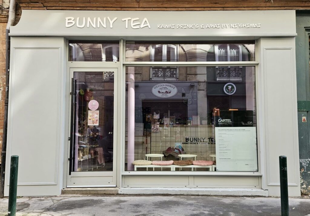 Fabricant d’enseigne à Toulouse : façade bois, lettres reliefs et logo lumineux pour Bunny Tea. Signalétique intérieure sur mesure.