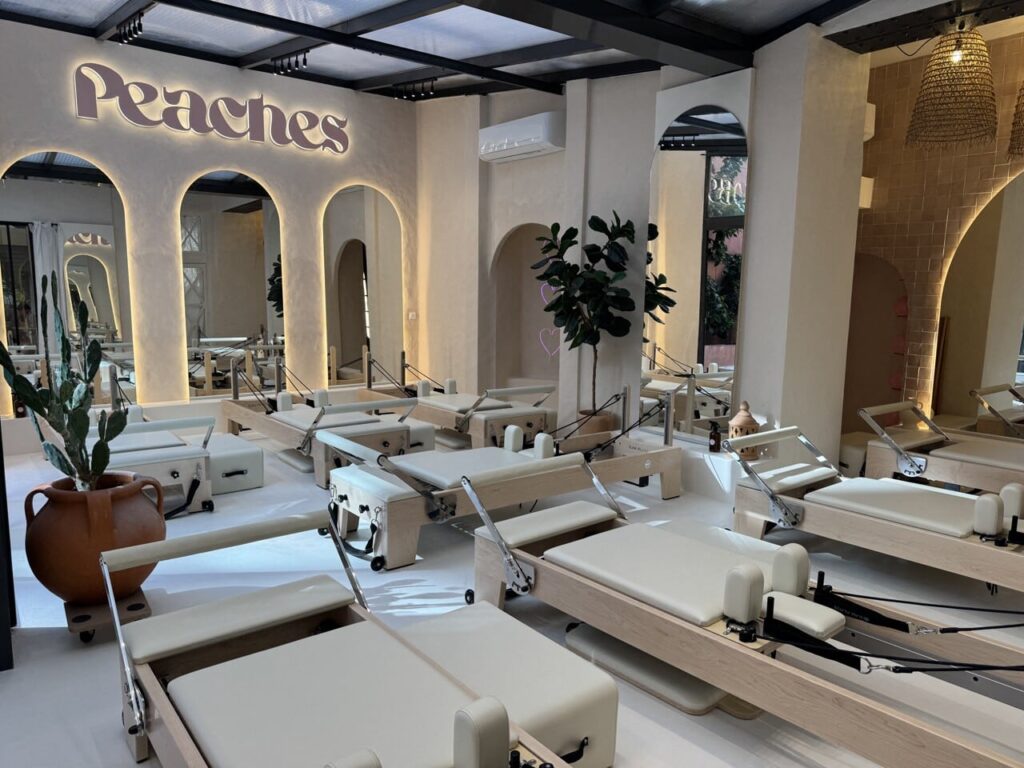 Découvrez notre réalisation d’enseignes lumineuses et décoratives à Toulouse pour le studio Peaches Pilates. Enseigne magasin Toulouse.