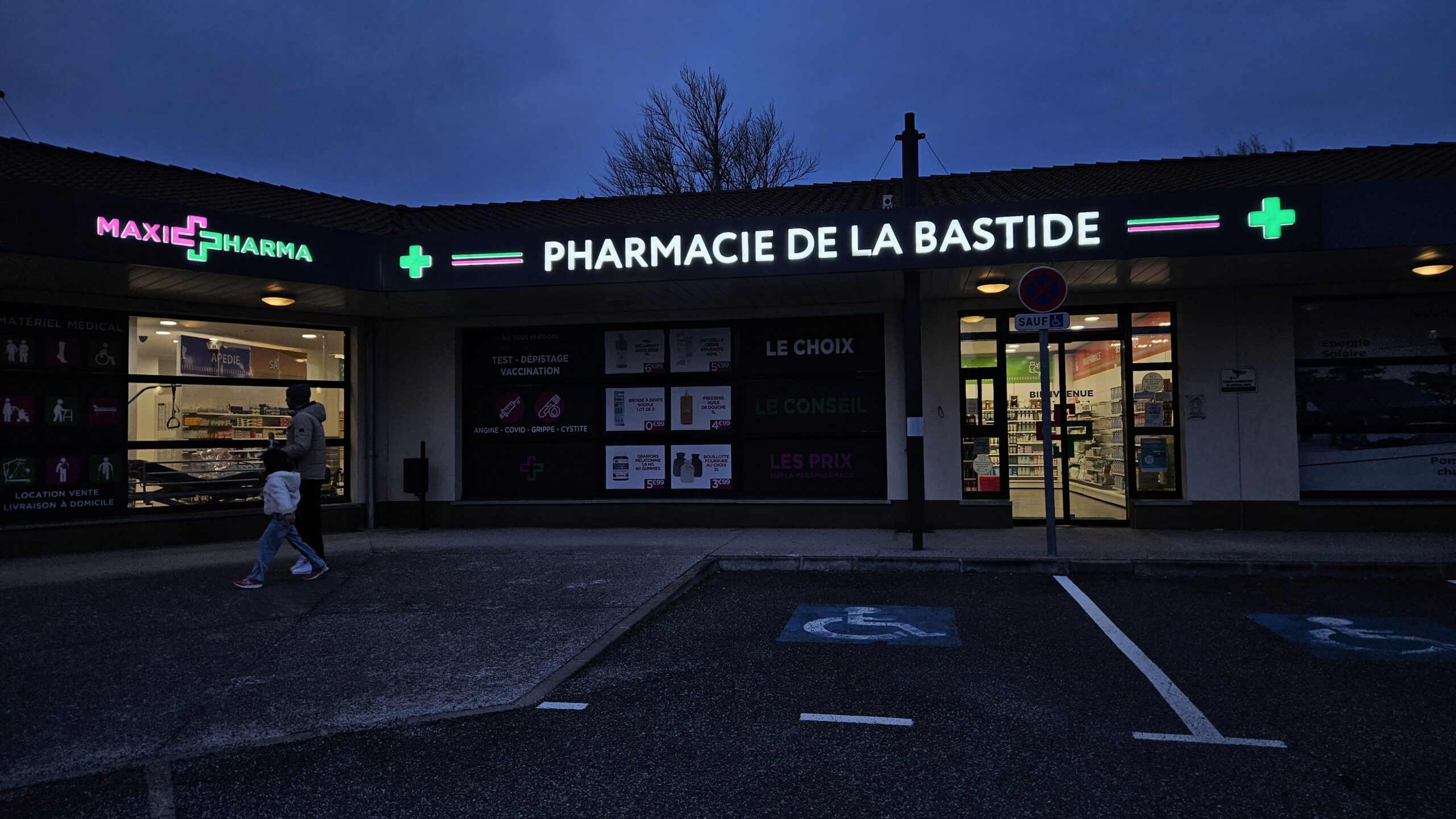 Façade de la pharmacie de la Bastide à Toulouse avec enseigne LED lumineuse de nuit