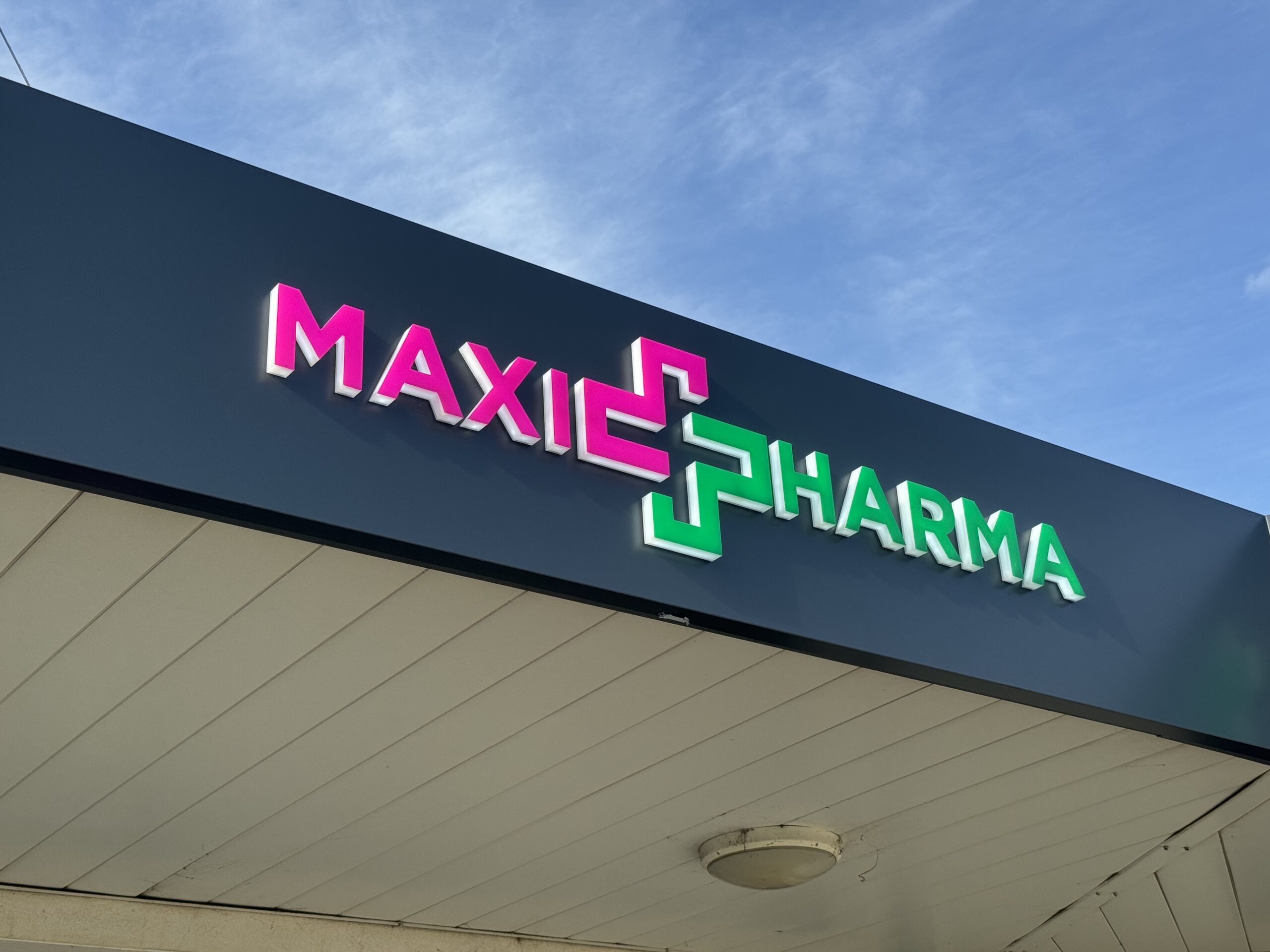 Enseigne lumineuse MAXI PHARMA &agrave; Toulouse avec lettres en relief LED et croix de pharmacie bicolore