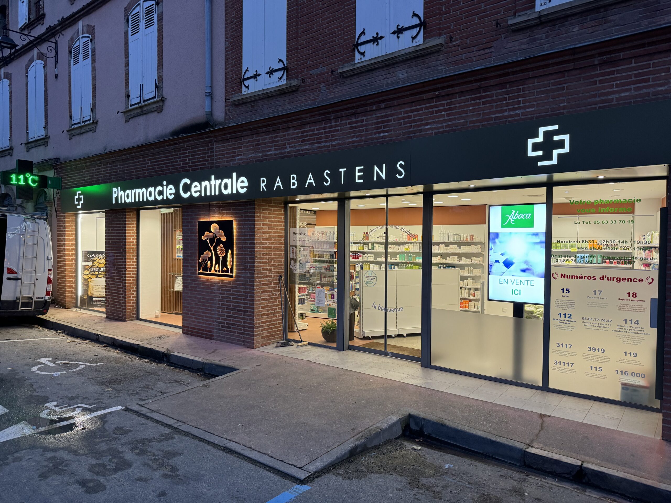 Enseigne lumineuse pour la Pharmacie Centrale Rabastens réalisée par Sign’Enseigne