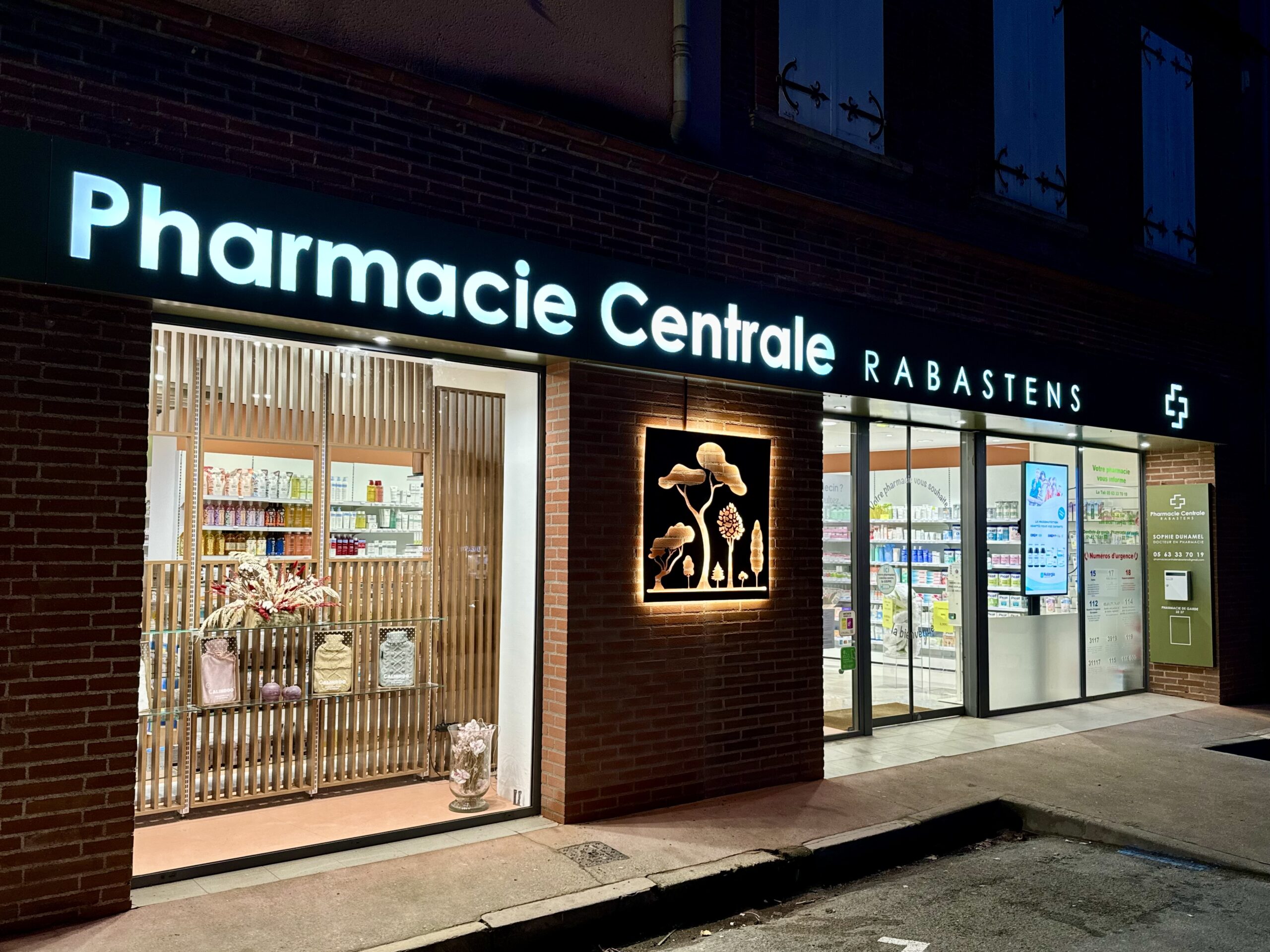 Enseigne lumineuse pour la Pharmacie Centrale Rabastens réalisée par Sign’Enseigne
