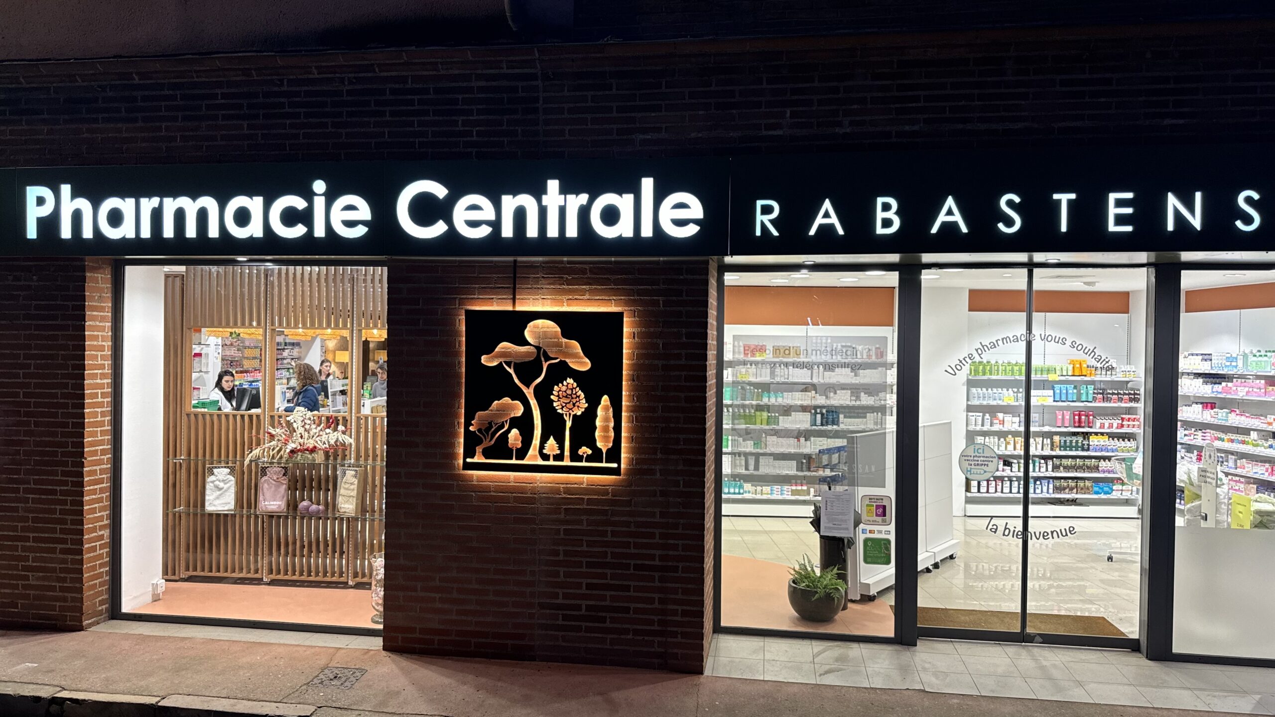 Enseigne lumineuse pour la Pharmacie Centrale Rabastens réalisée par Sign’Enseigne