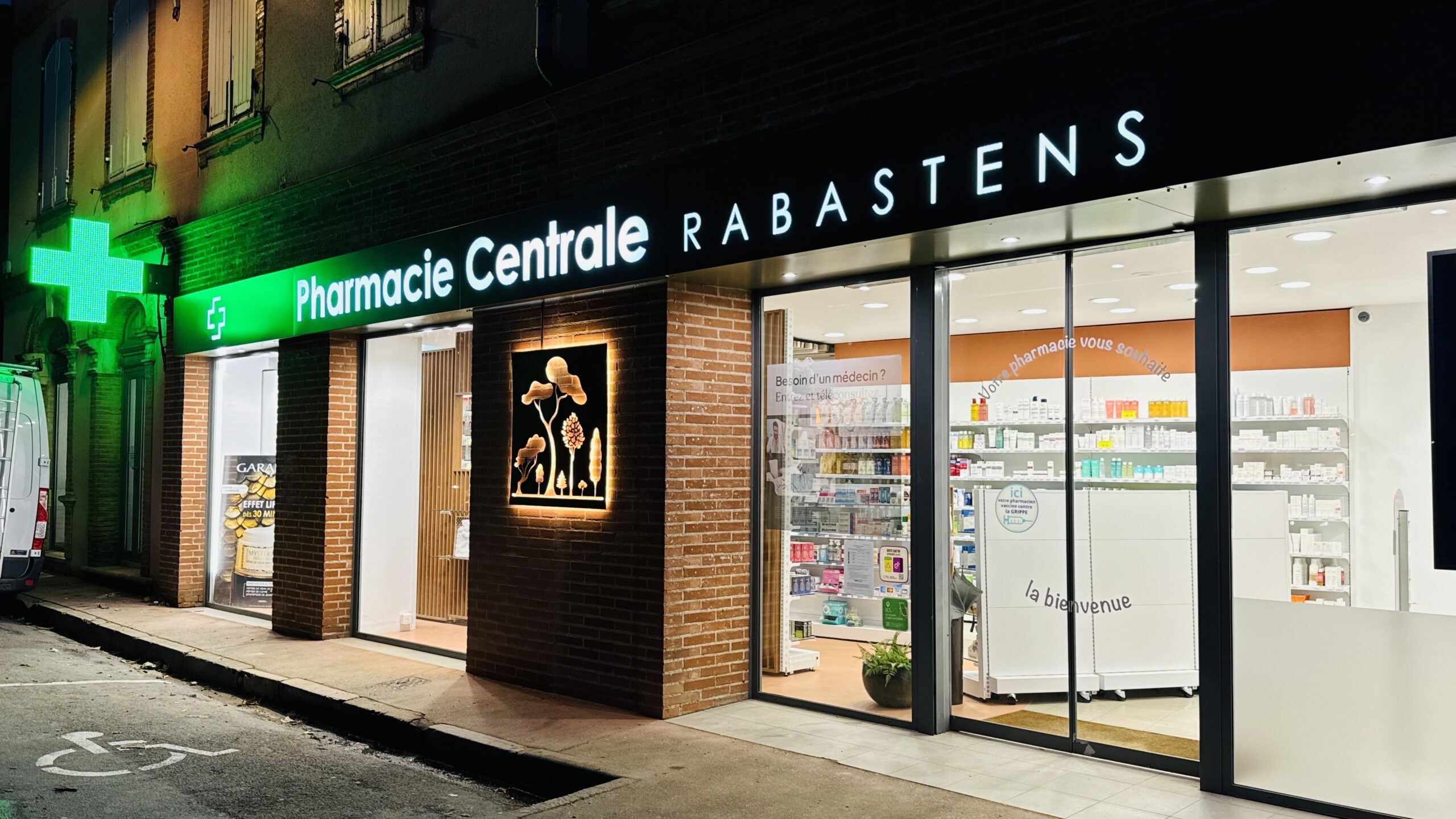 Enseigne lumineuse pour la Pharmacie Centrale Rabastens réalisée par Sign’Enseigne