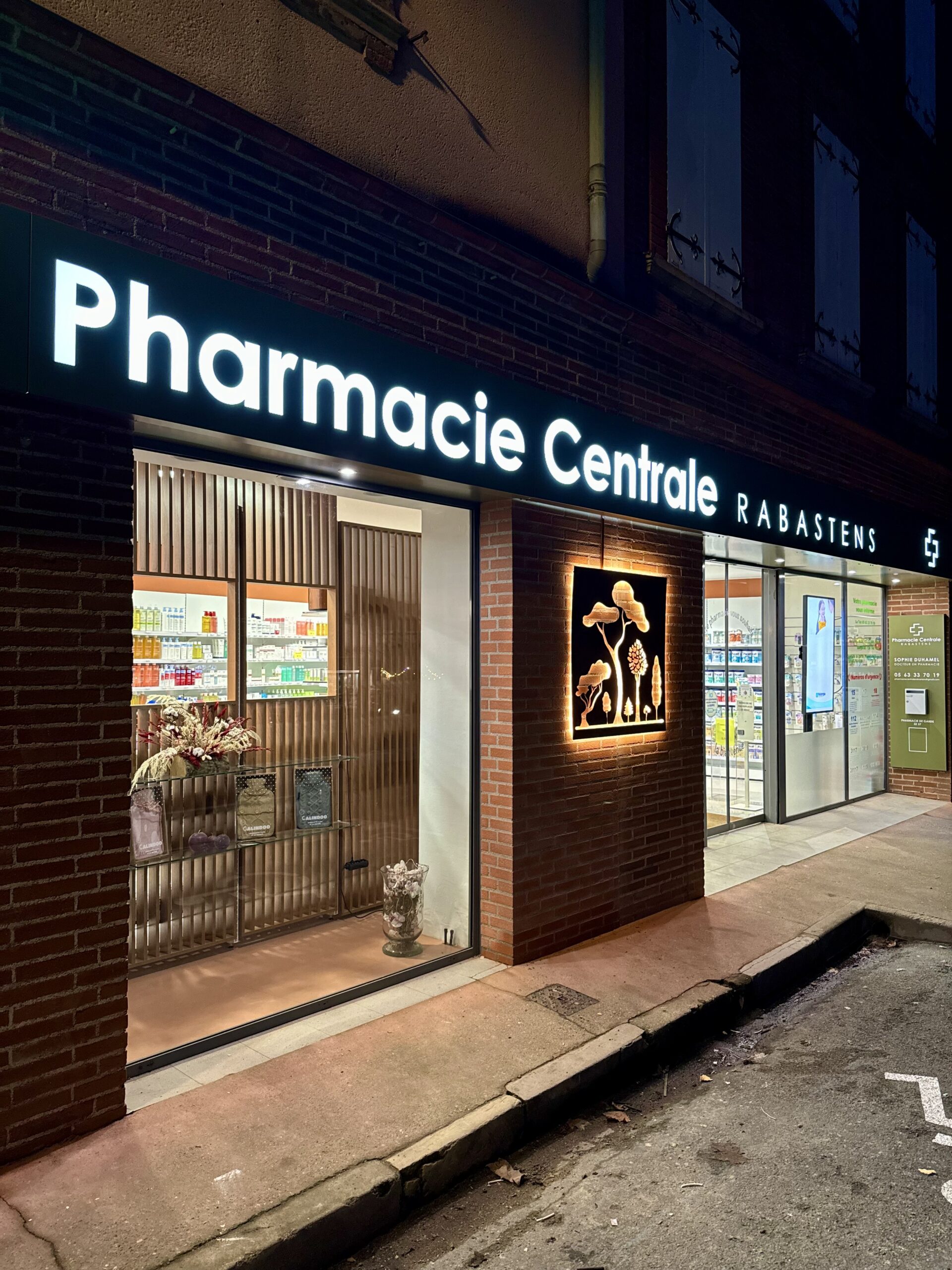 Enseigne lumineuse pour la Pharmacie Centrale Rabastens réalisée par Sign’Enseigne