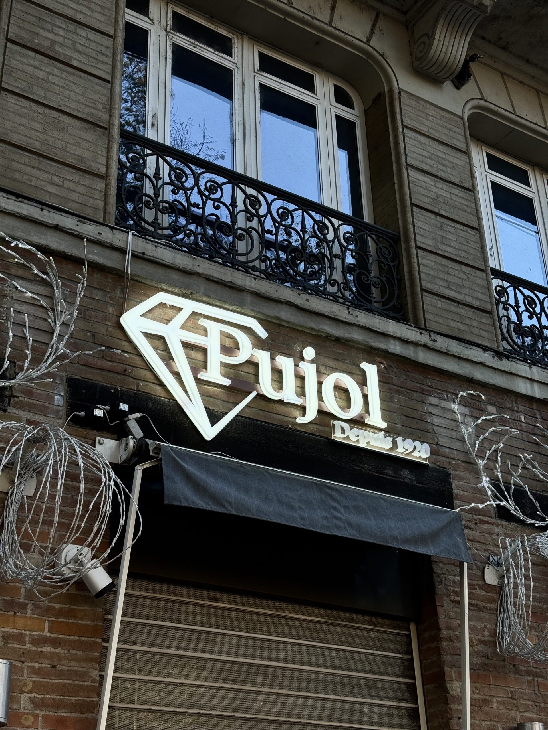 Enseigne lumineuse bijouterie Pujol avec logo diamant en lettres rétroéclairées