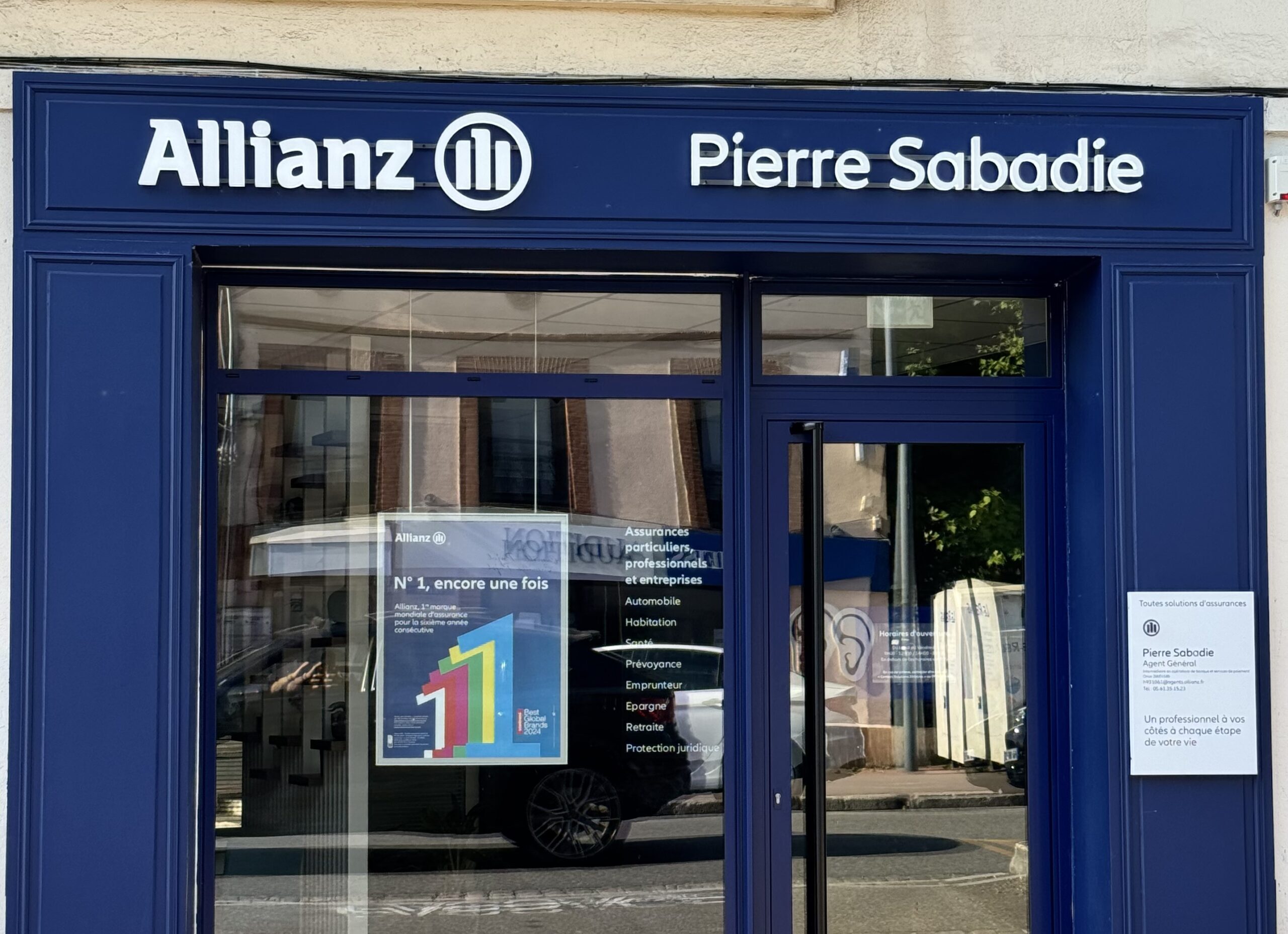 Façade agence Allianz Pierre Sabadie avec enseigne lettres blanches en relief