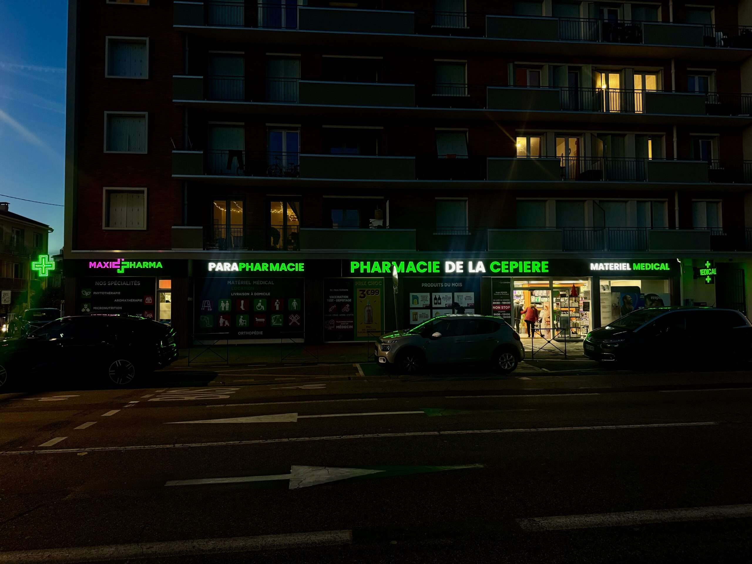 Enseignes lumineuses de nuit pour la Pharmacie de la Cépière à Toulouse