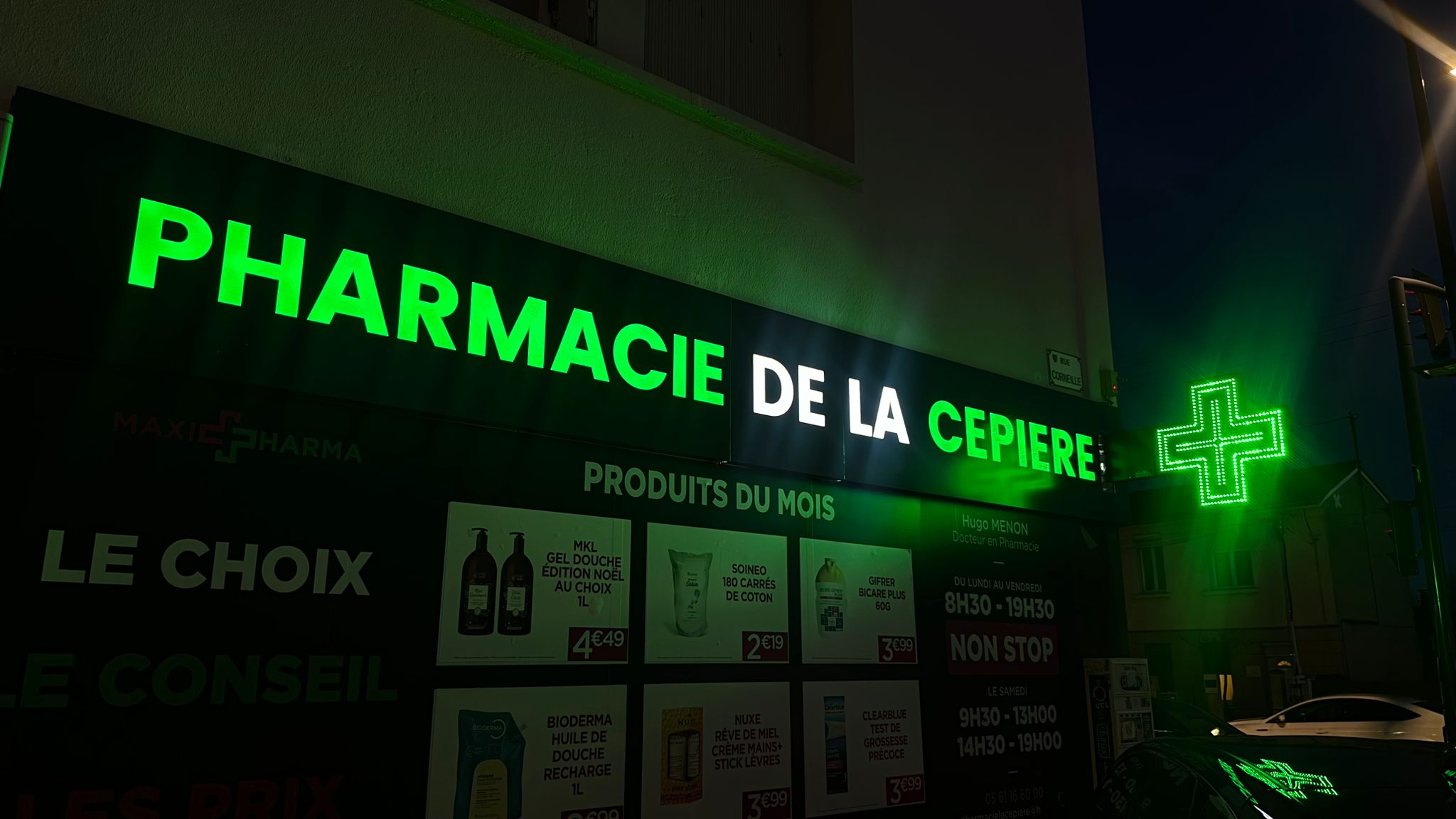 Enseigne lumineuse Pharmacie retro éclairé et marquage vitrine croix de pharmacie