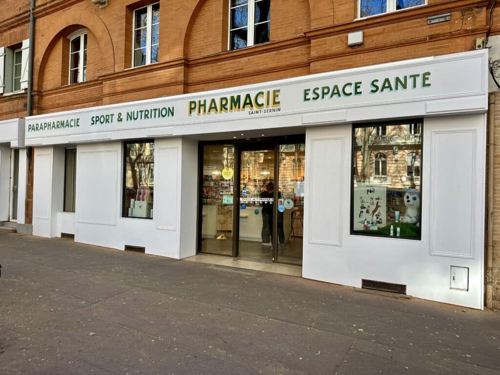 habillage façade bois pharmacie toulouse avant travaux