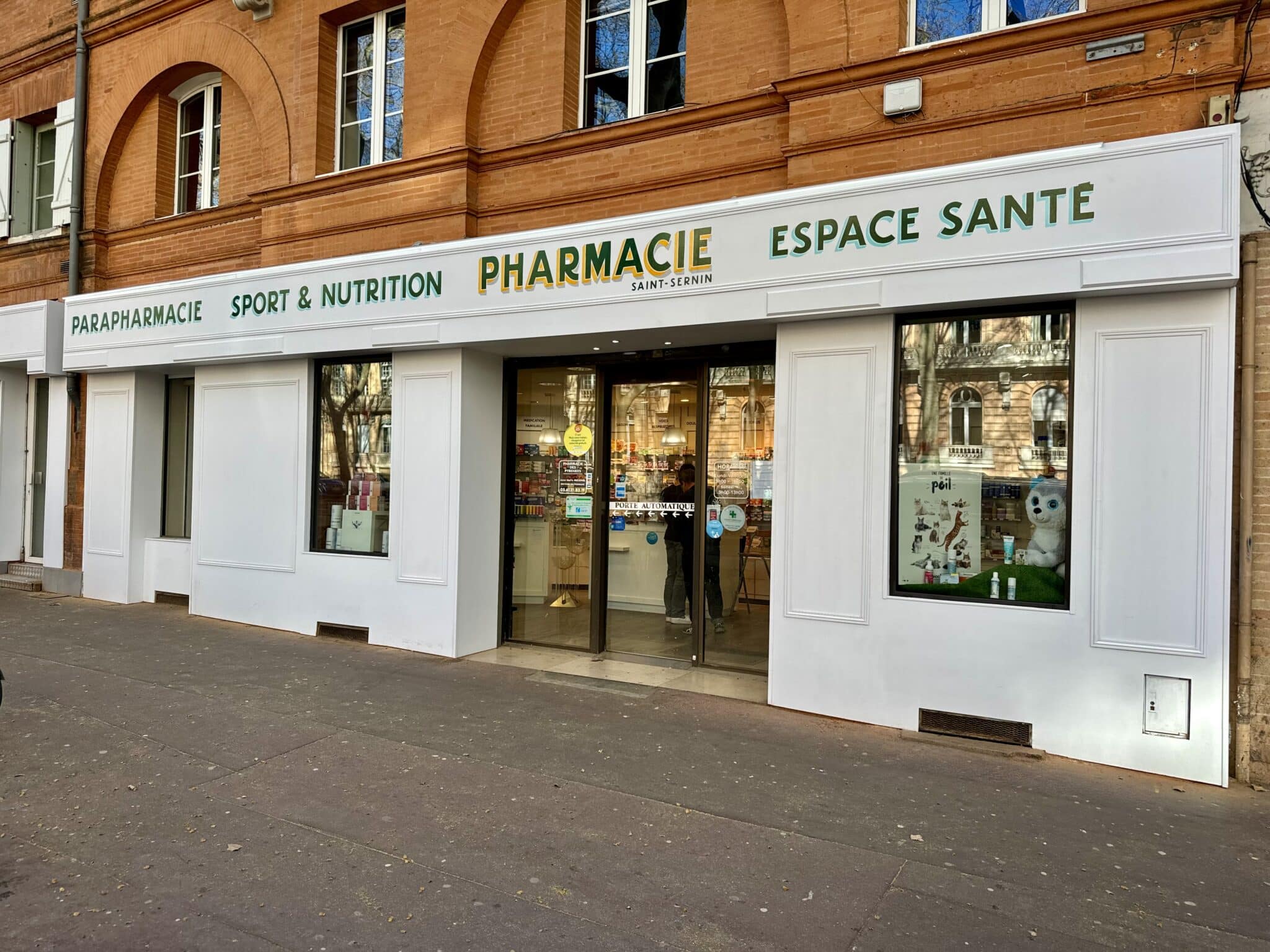habillage façade bois pharmacie toulouse avant travaux