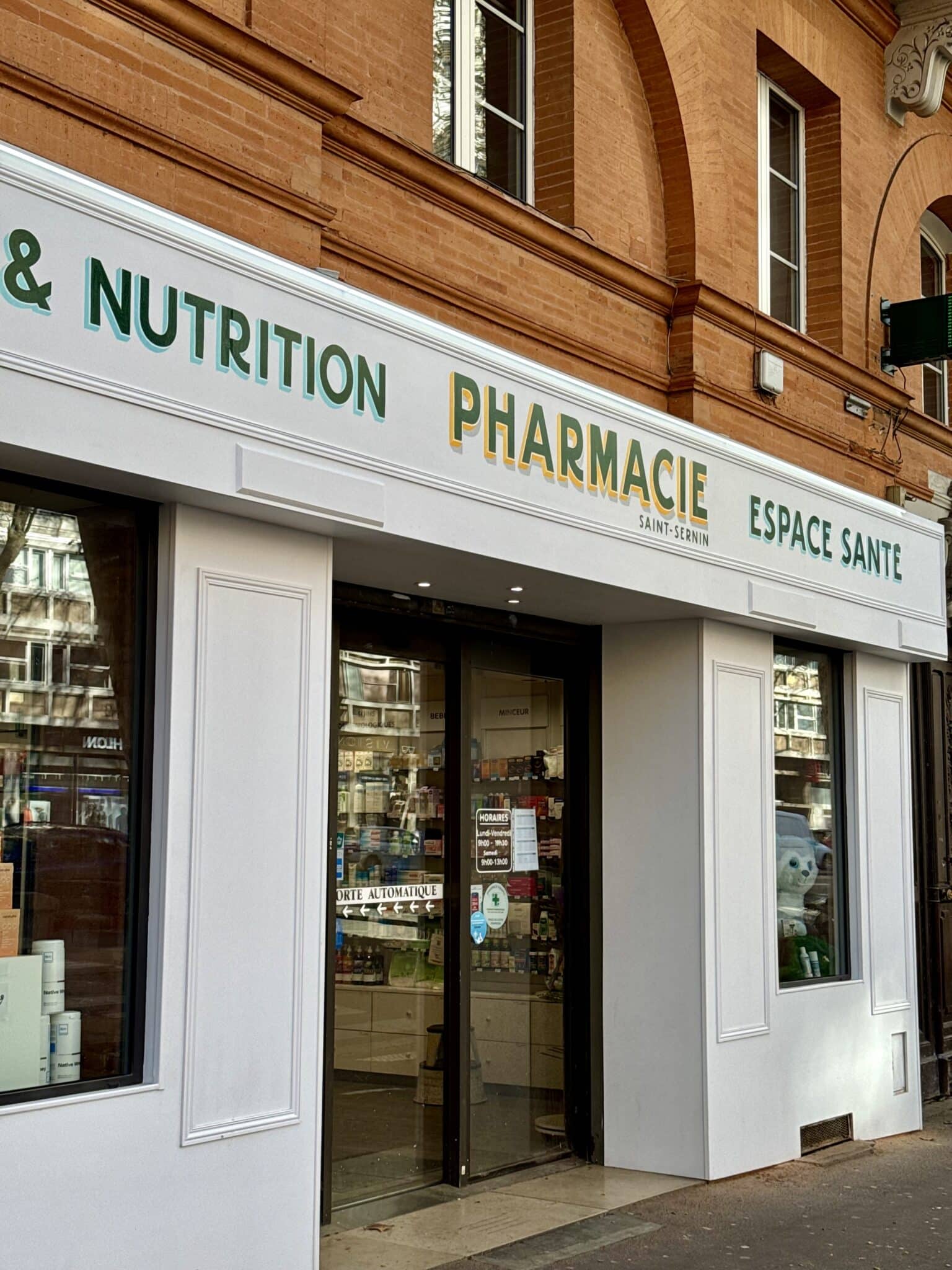 pose panneaux bois moulures façade commerce toulouse